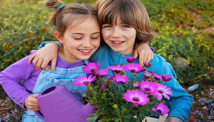 Los niños y las flores